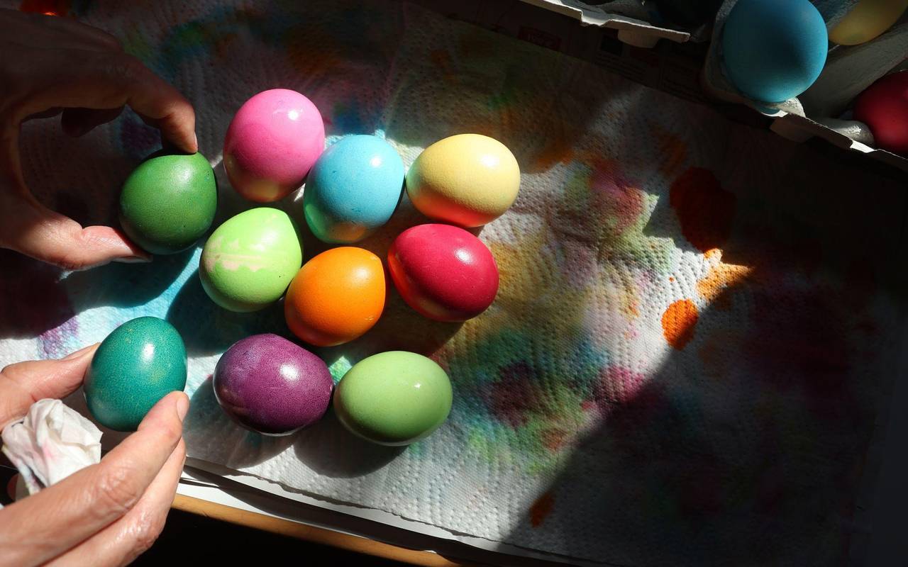 Frau färbt Ostereier