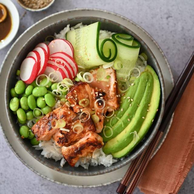 Bowl mit glasiertem Lachs und knackigem Gemüse