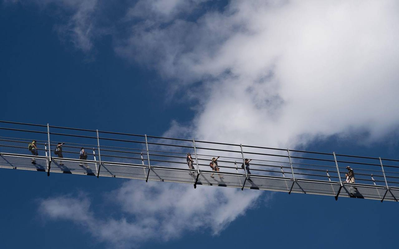 Besucher gehen über den Skywalk in Willingen