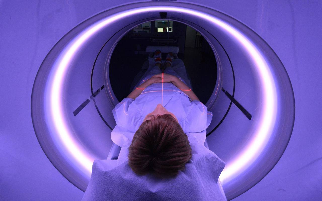 Eine Frau liegt in einem CT-Gerät im Universitätsklinikum Jena