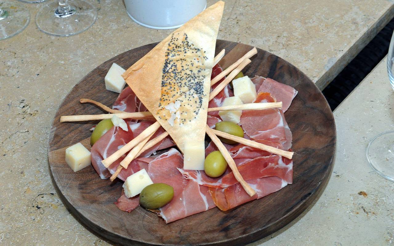 Vorspeisenteller mit Parmaschinken, Käse und Oliven