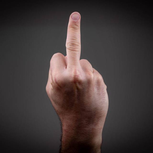 Grundsätzlich wenig elegant: Der Stinkefinger im Arbeitskontext.