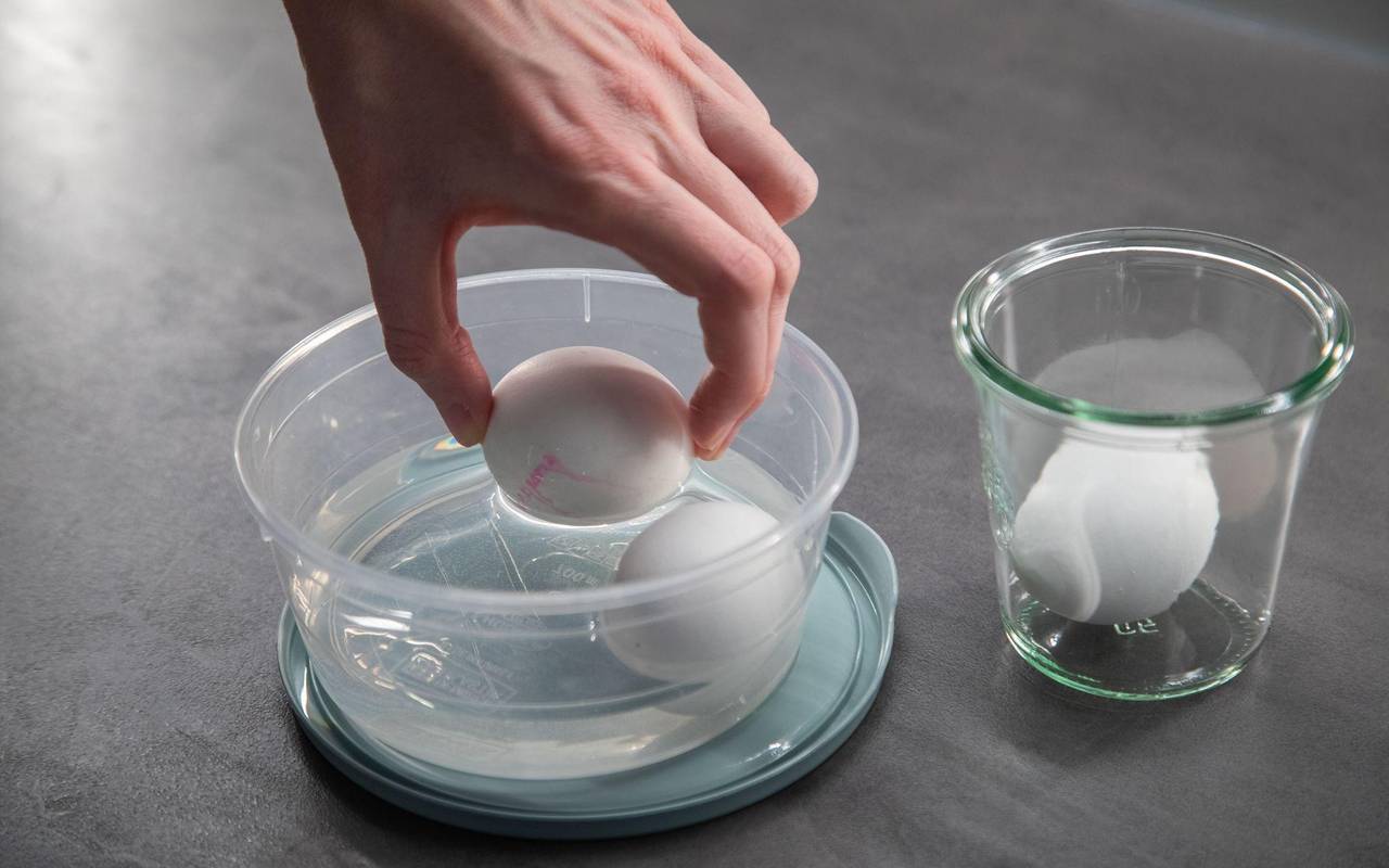 Eier werden in eine Schale Wasser gelegt