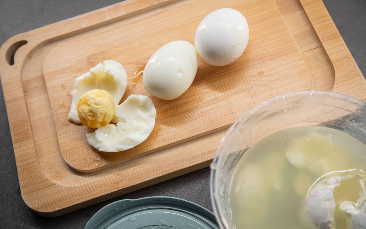 Eier liegen auf einem Holzbrett