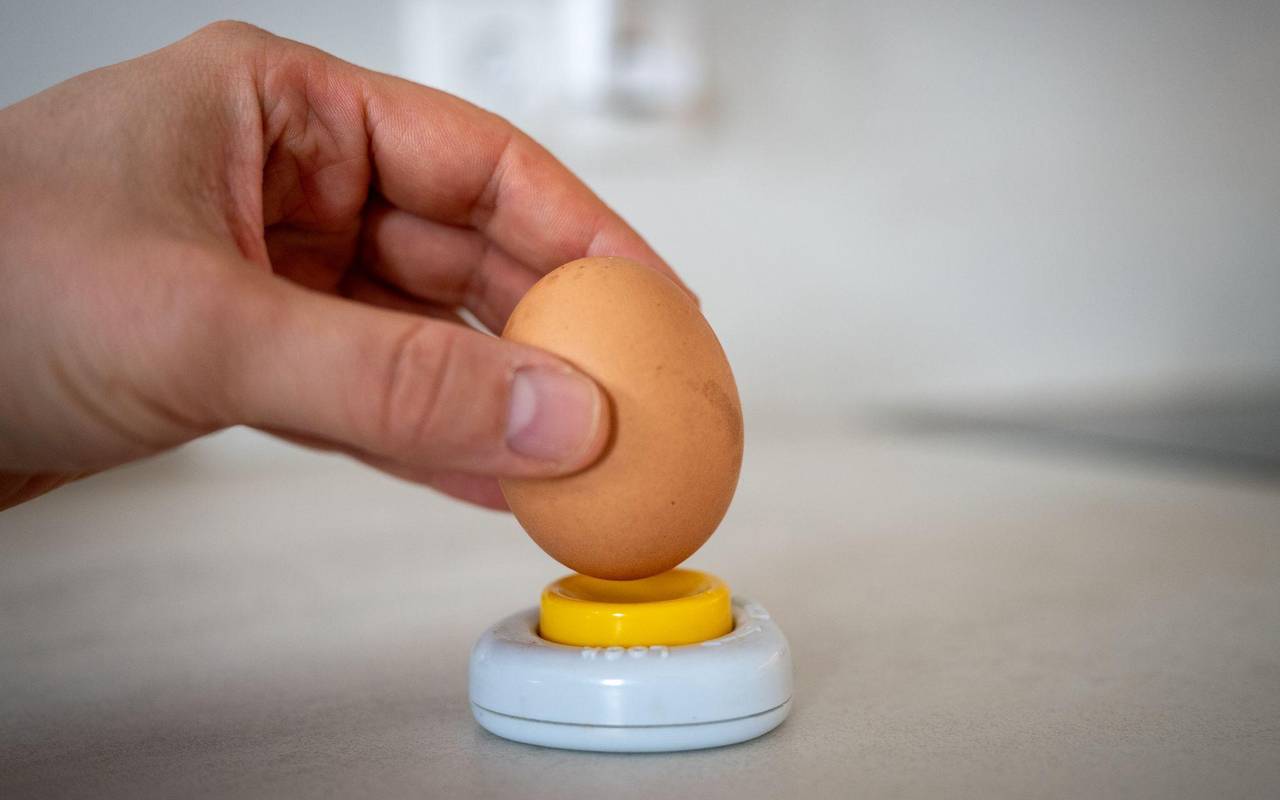 Ein Mann sticht ein Ei an