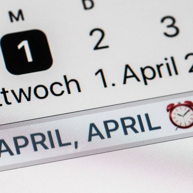 Emojis und die Anmerkung "April, April" auf einem Smartphone
