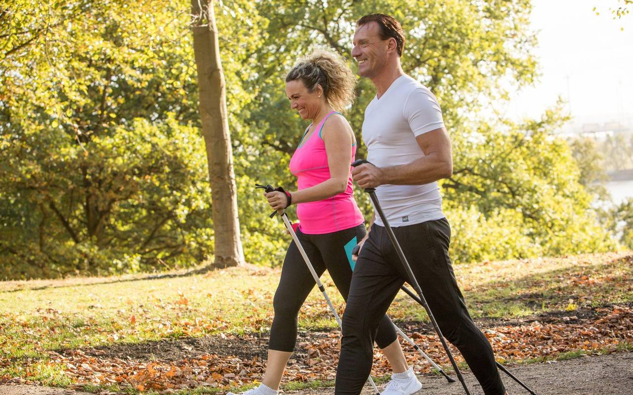 Ein Mann und eine Frau beim Nordic Walking