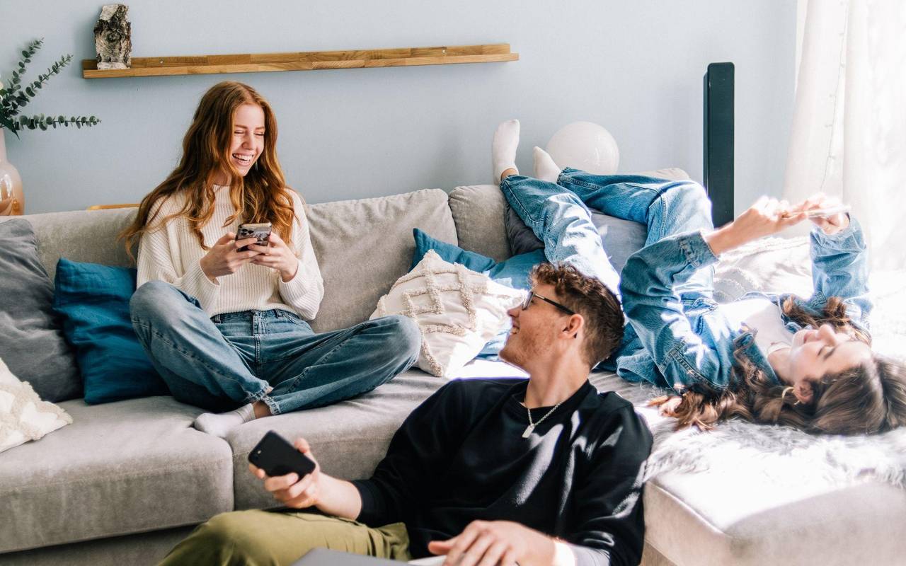 Jugendliche auf einer Couch