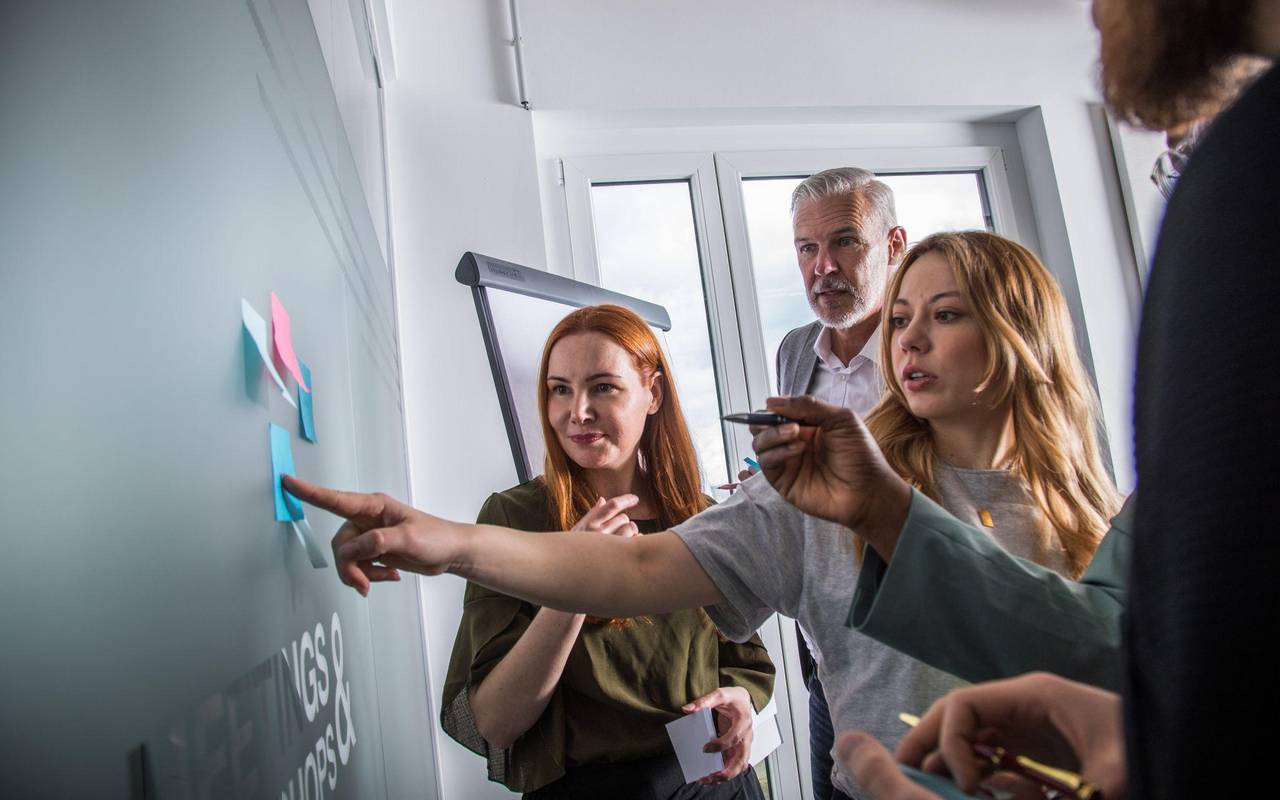 Eine Gruppe Kollegen arbeitet zusammen