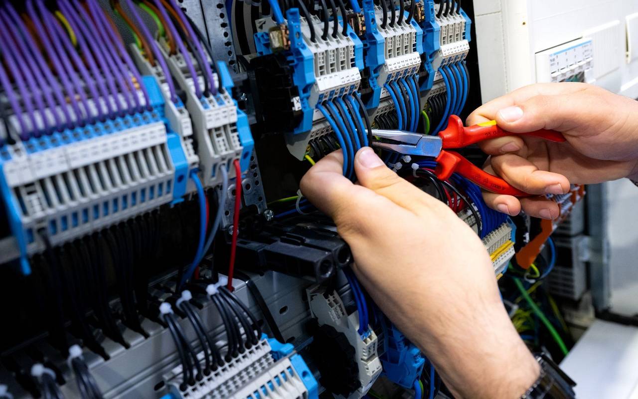 Elektriker bei der Arbeit