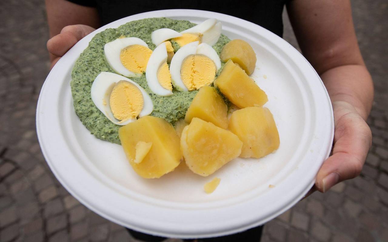 Teller mit einem klassischen "Grüne Soße"-Gericht