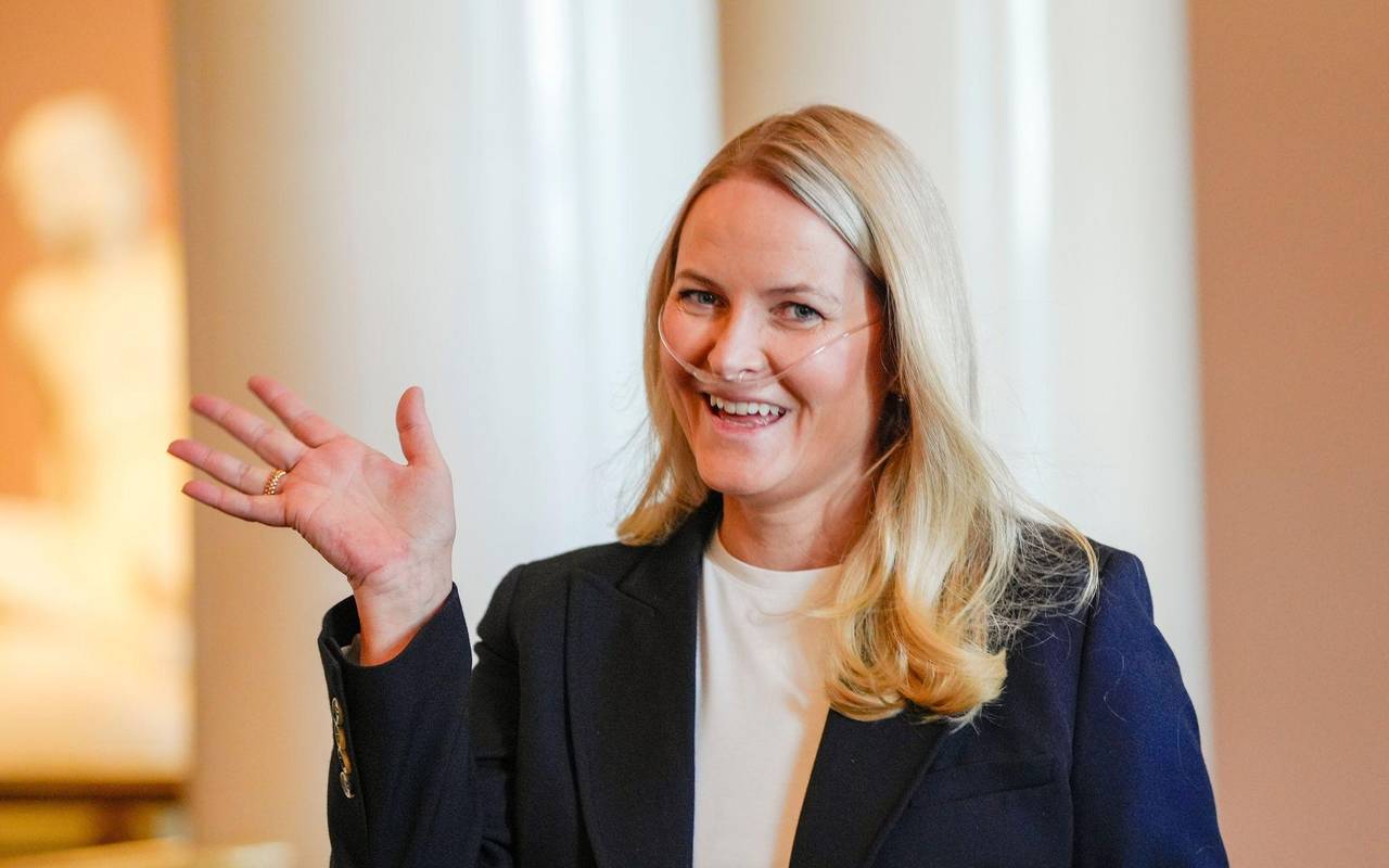 Mette-Marit mit Sauerstoffgerät bei offiziellem Termin