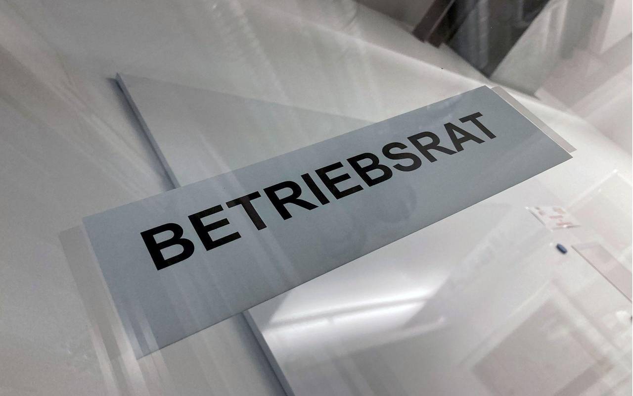 Ein Hinweisschild hängt am Eingang zum Betriebsrat