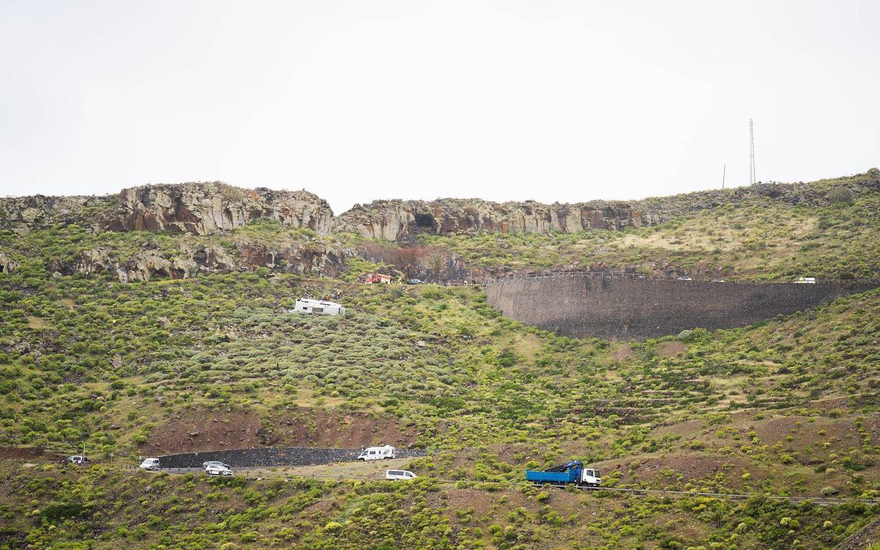Bus stürzt auf Kanareninsel Böschung hinab