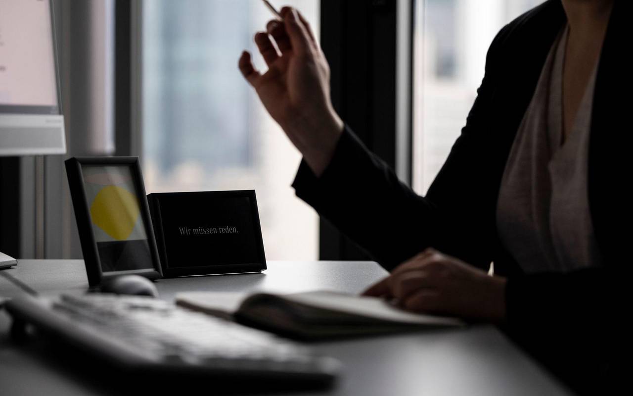 Eine Frau sitzt am Arbeitsplatz