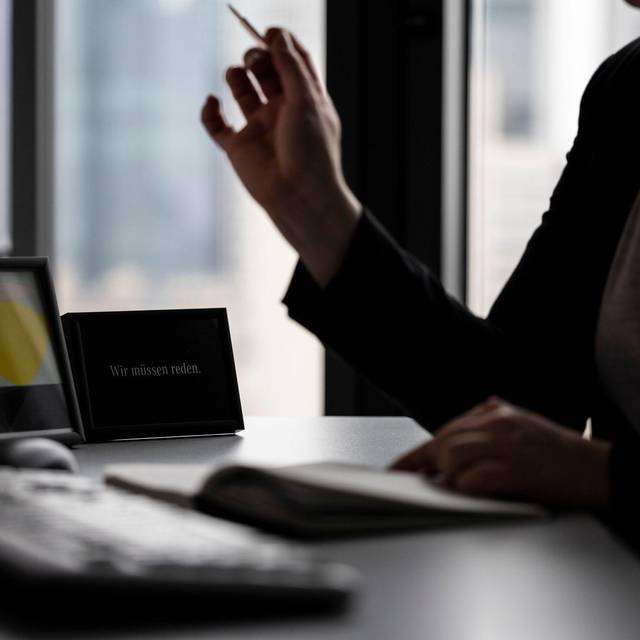 Eine Frau sitzt am Arbeitsplatz