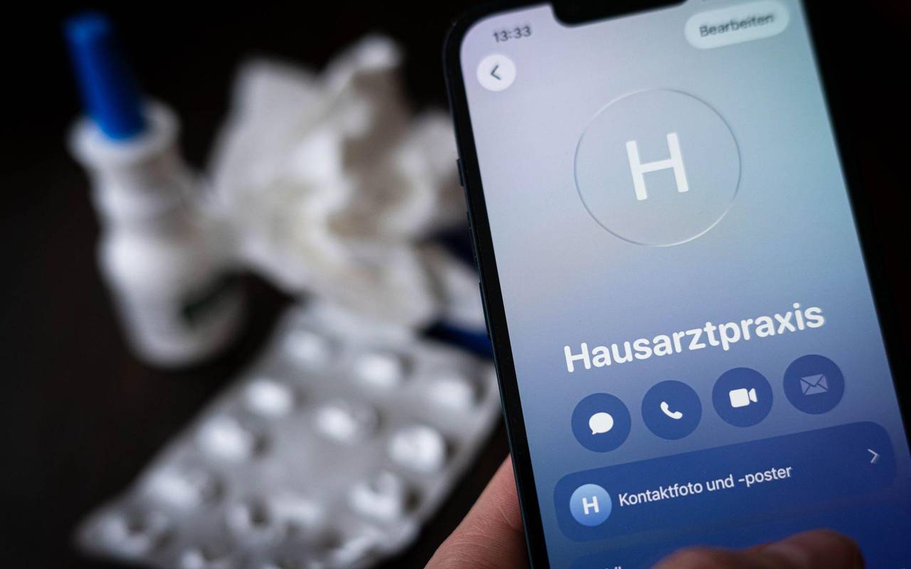 Eine Person ruft eine Hausarztpraxis an