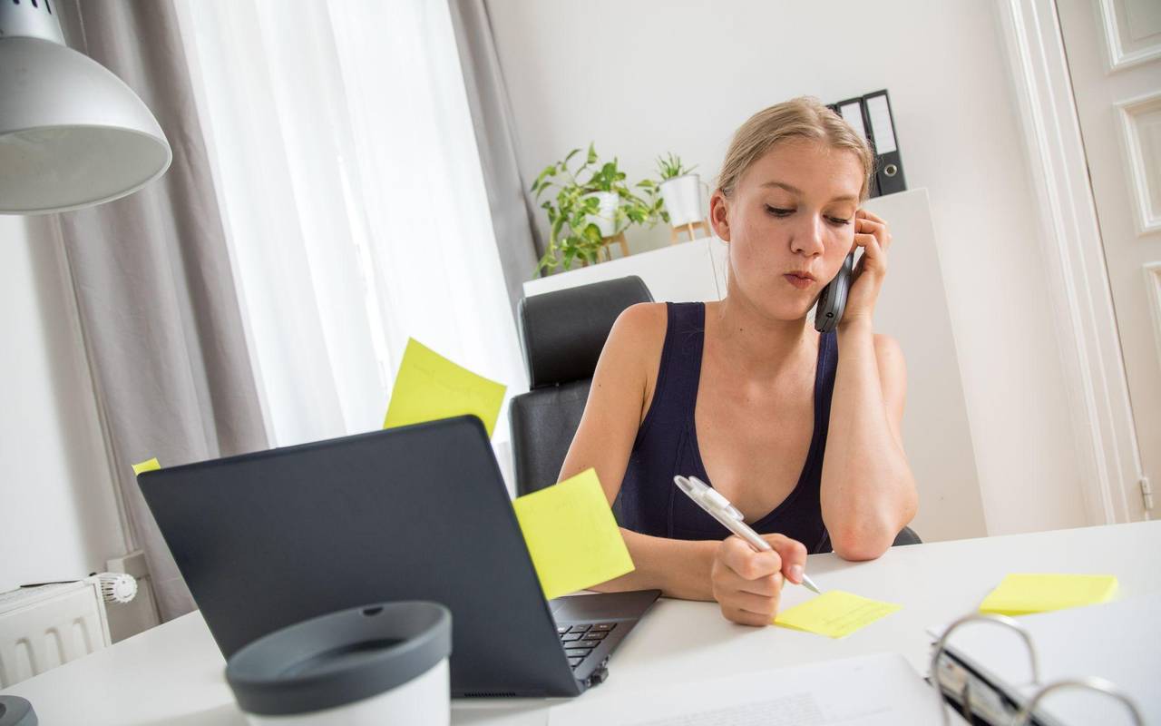 Eine Frau telefoniert im Büro