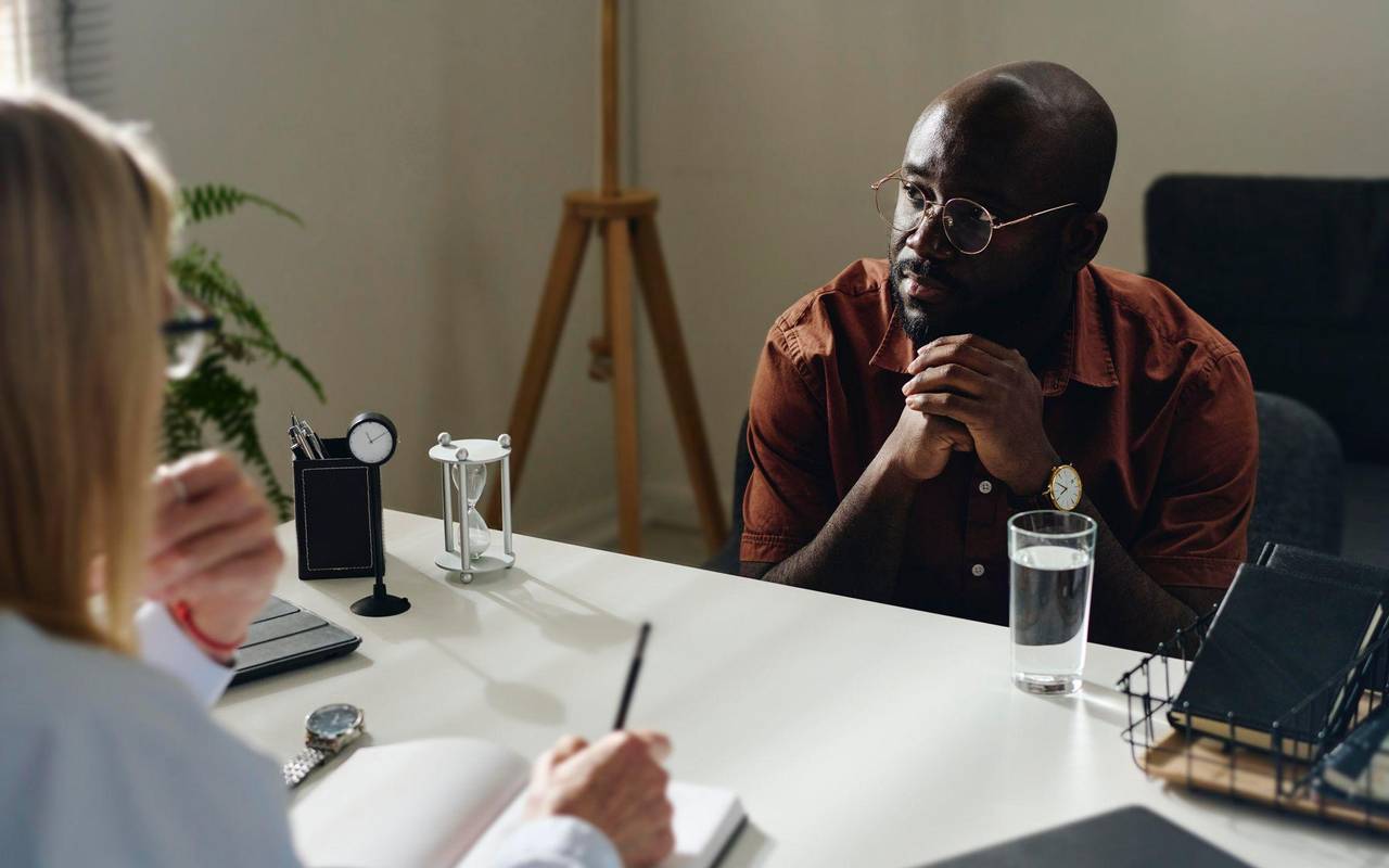 Ein Mann bei einer Therapiesitzung