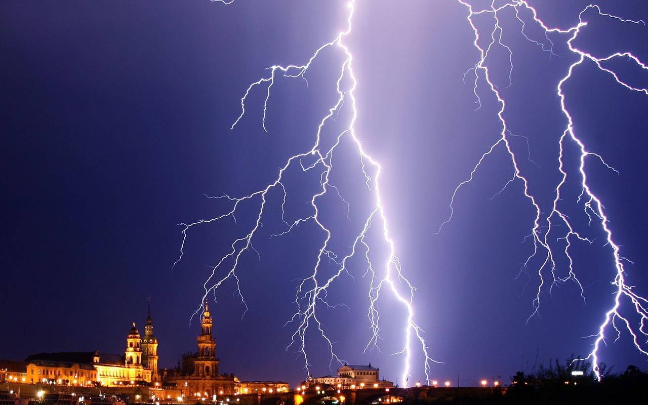 Ein Blitz entlädt sich in Dresden