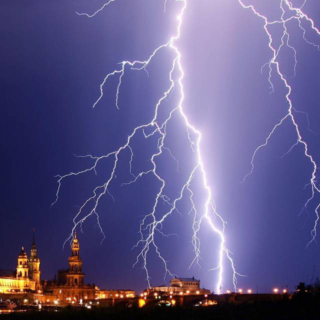 Ein Blitz entlädt sich in Dresden