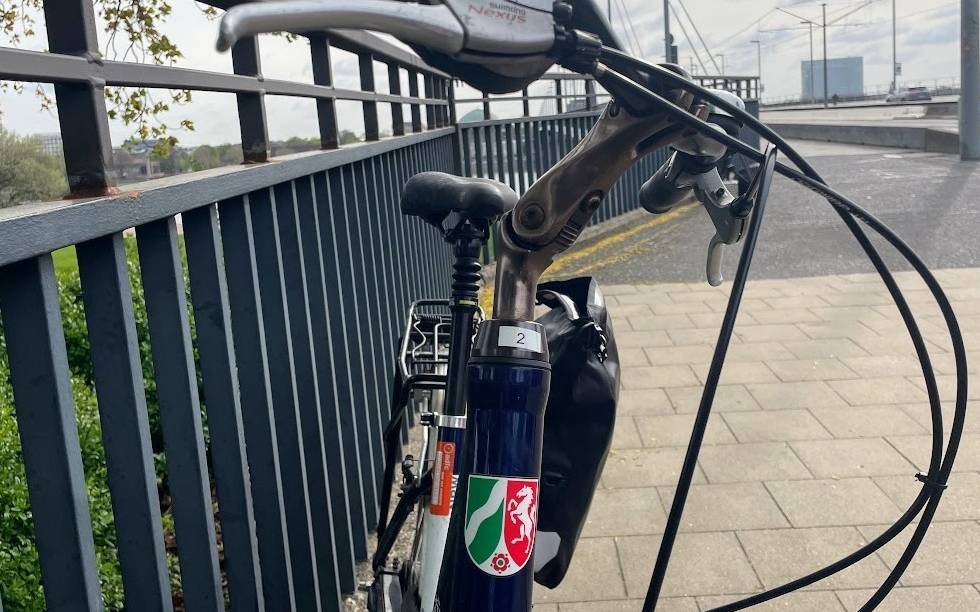 Fahrrad lehnt an Brückengeländer