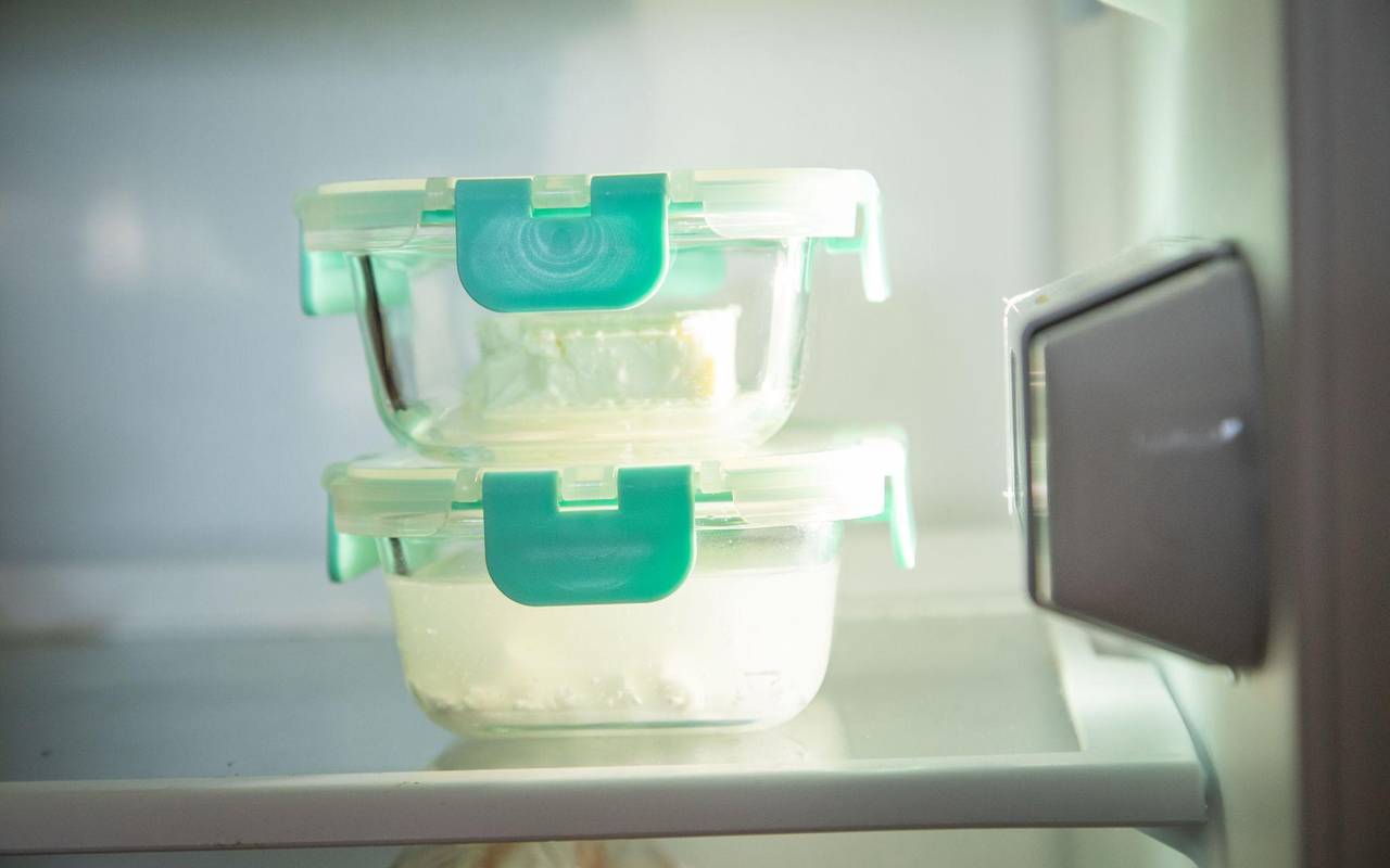 Feta in luftdichten Schalen steht im Kühlschrank