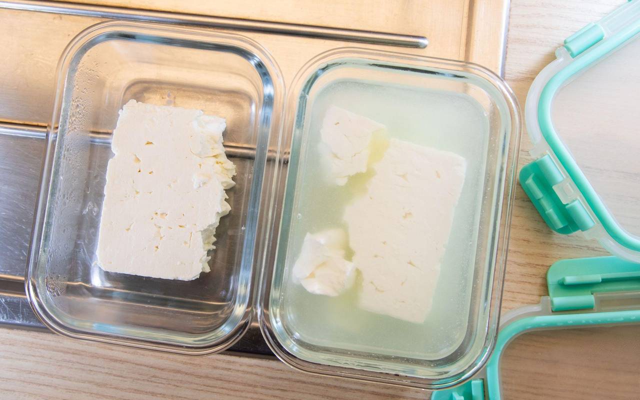 Feta liegt in zwei luftdichten Schalen