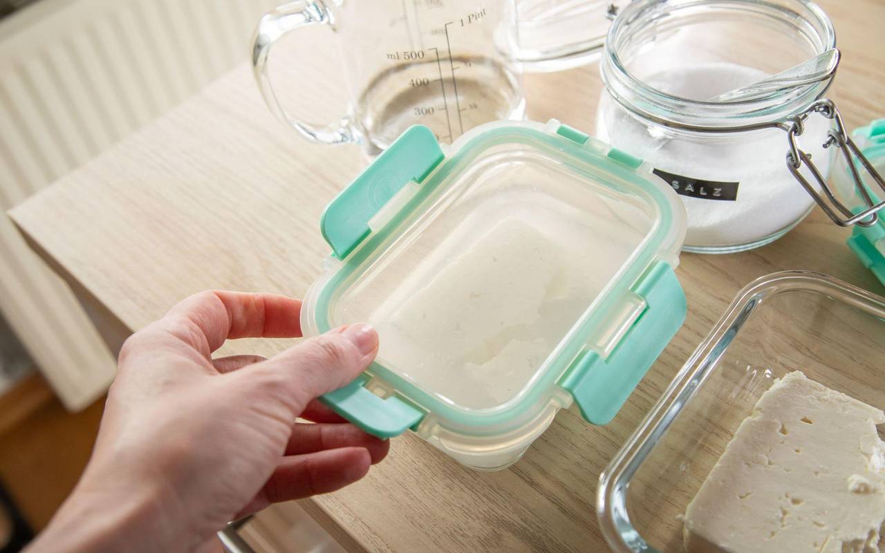 Die Schale mit Feta wird luftdicht verschlossen
