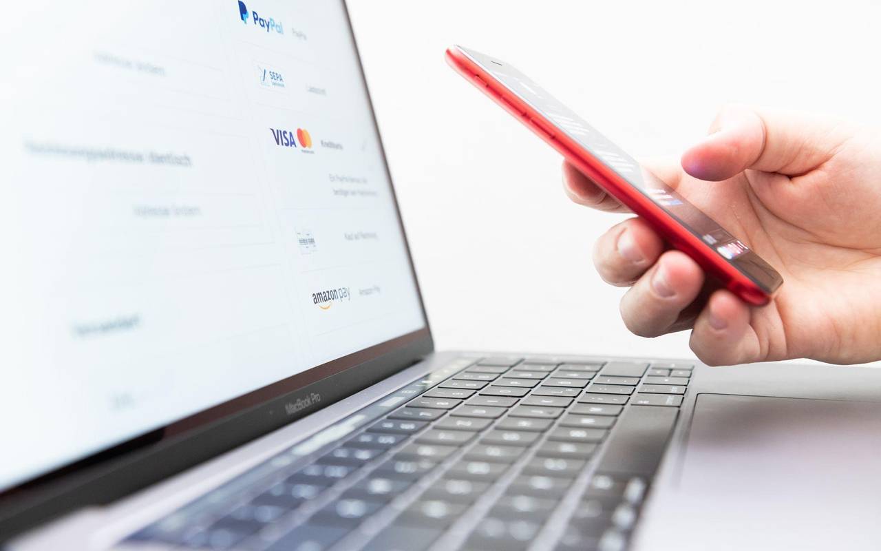 Eine Person tätigt einen Onlinekauf