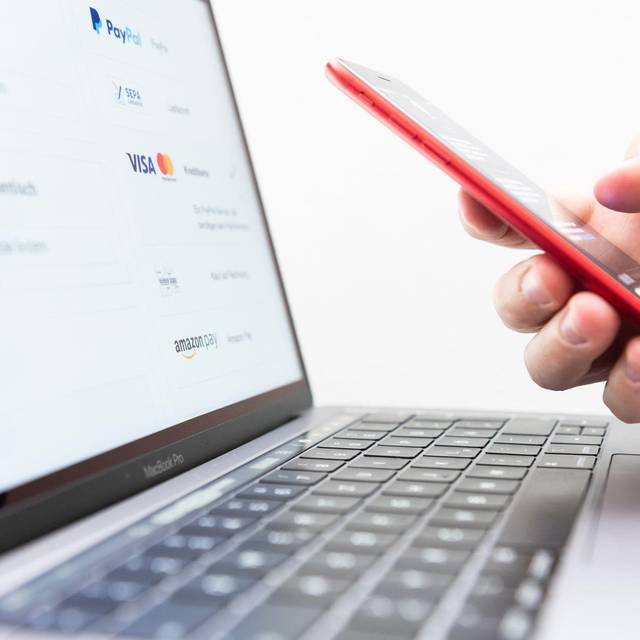 Eine Person tätigt einen Onlinekauf