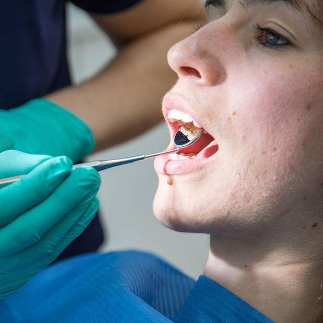 Zahnarzt behandelt eine Patientin