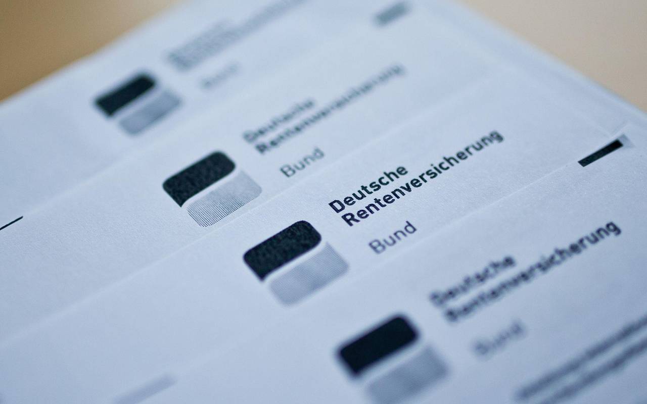 Rentenbescheide liegen auf einem Tisch