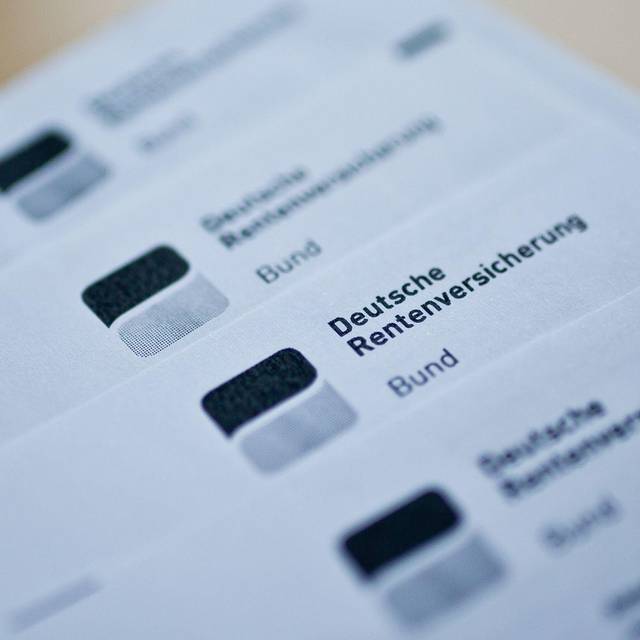 Rentenbescheide liegen auf einem Tisch