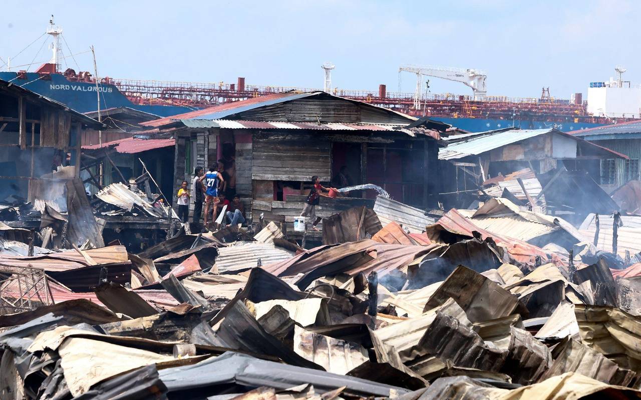 Brand in malaysischem Küstendorf