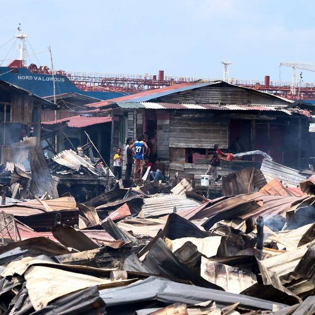 Brand in malaysischem Küstendorf