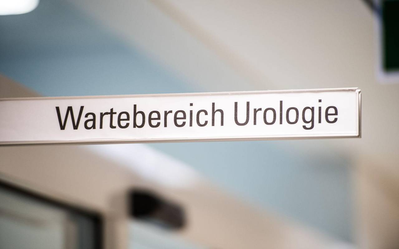 Ein Schild weist auf den Wartebereich der Urologie hin