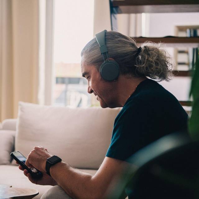 Ein Mann hört Musik auf seinem Handy