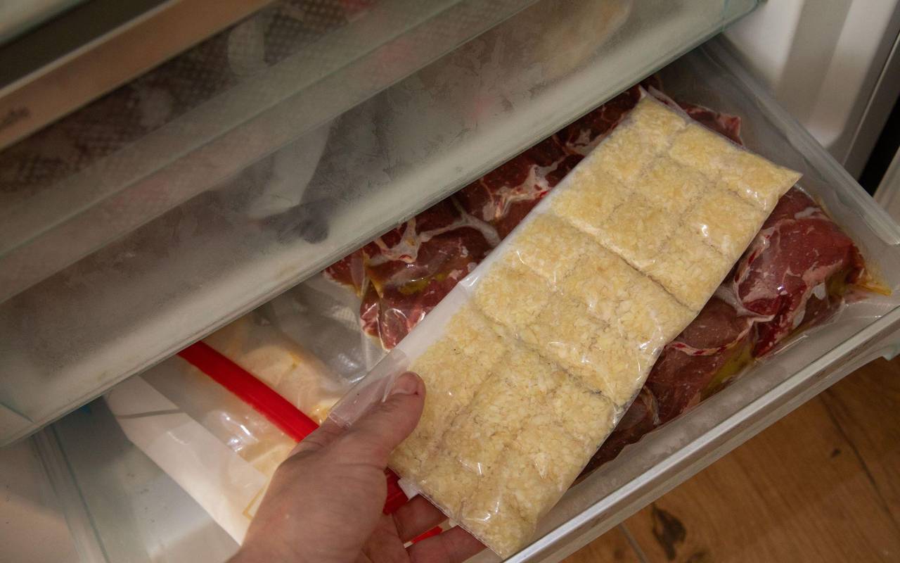 Knoblauch wird eingefroren