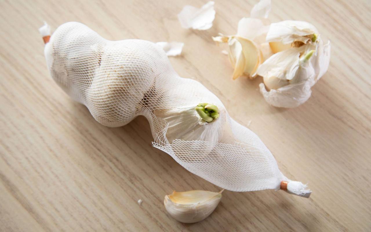 Knoblauch liegt auf einem Tisch