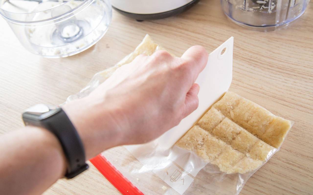 Knoblauch wird in einem Gefrierbeutel portioniert