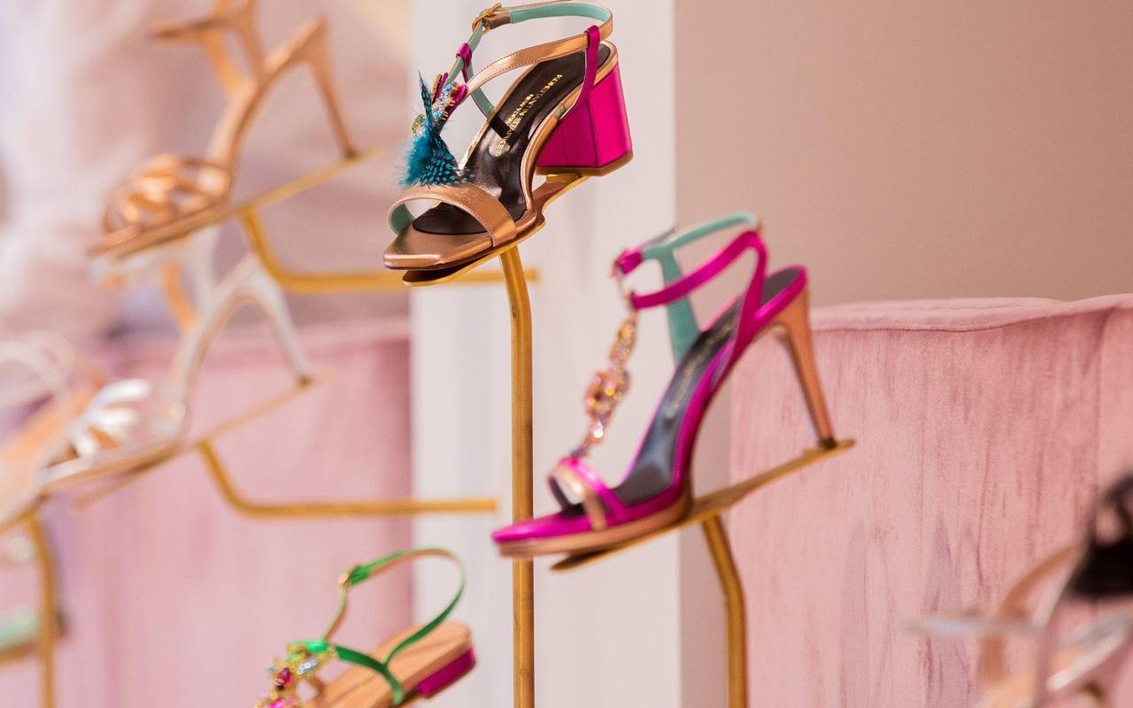 Verspielte Schuhe werden in einem Schuhgeschäft präsentiert