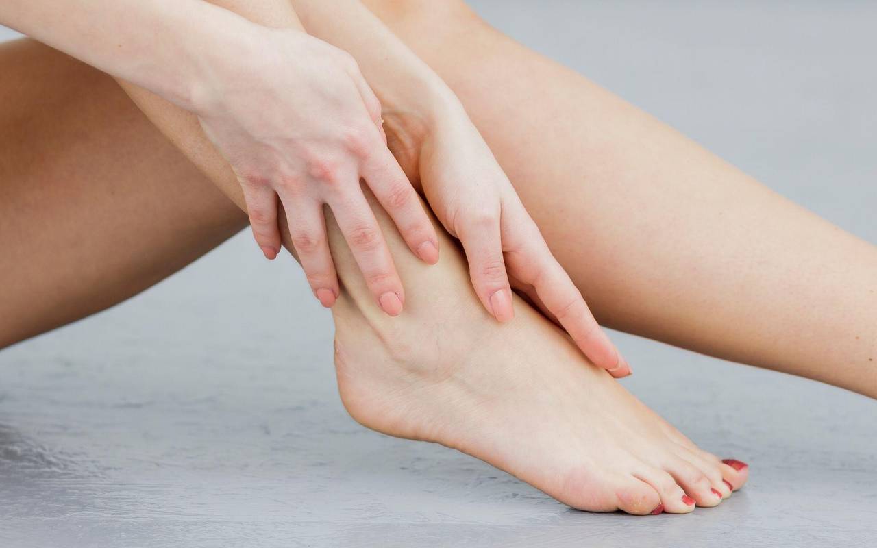 Frau pflegt ihre Füße