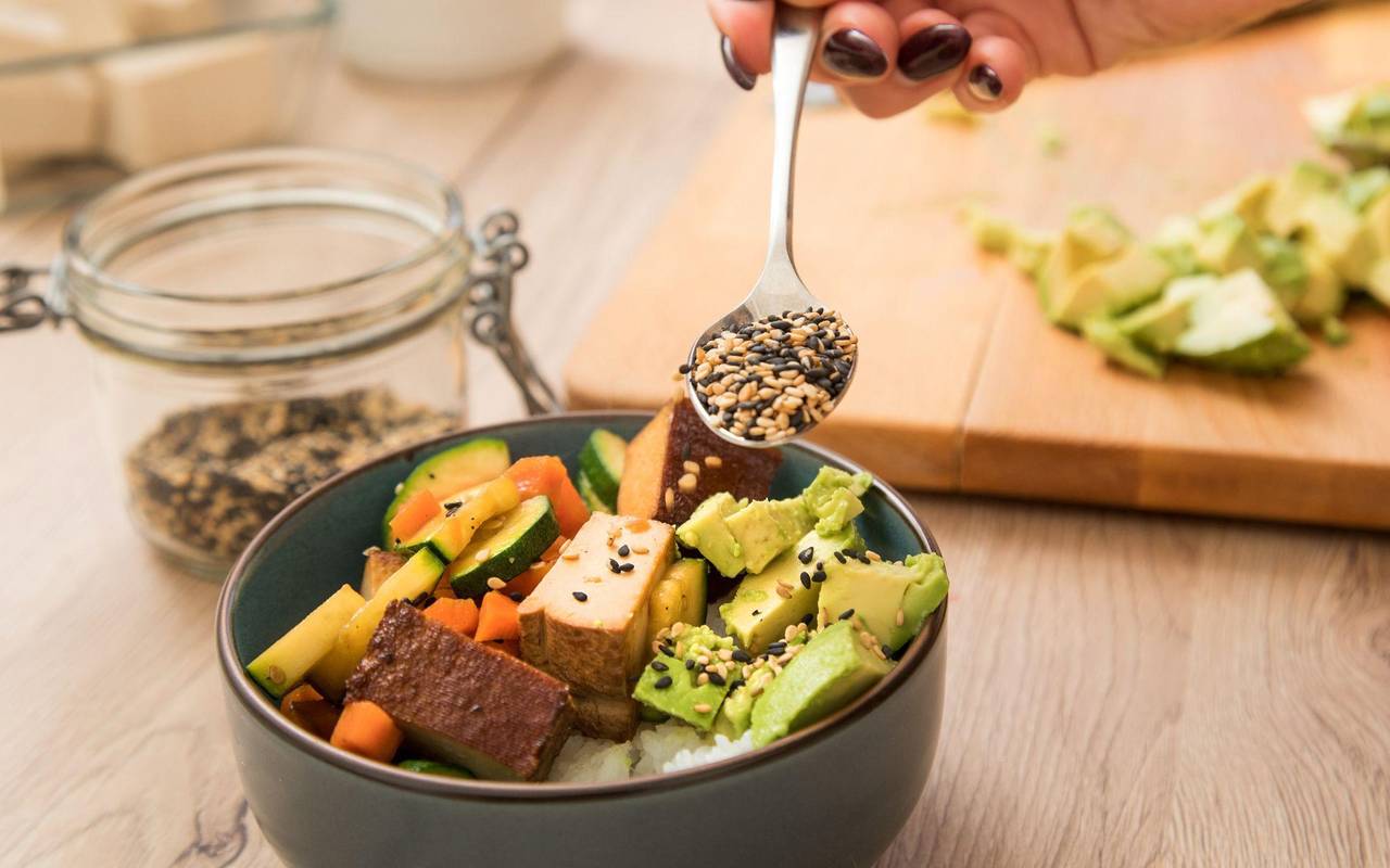 Bowl mit mit Tofu, gegrilltem Gemüse und Avocado