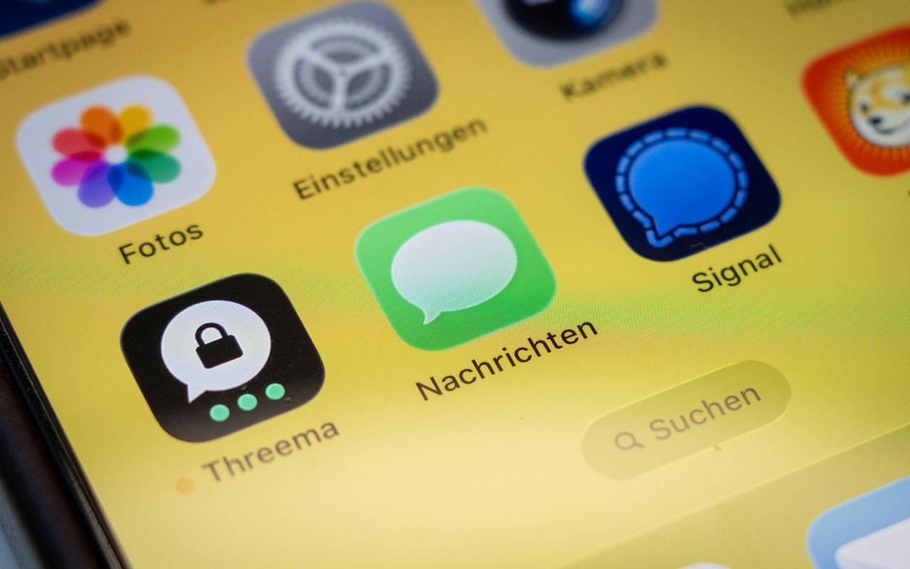 Messenger-Apps Threema, Nachrichten und Signal auf einem Handy
