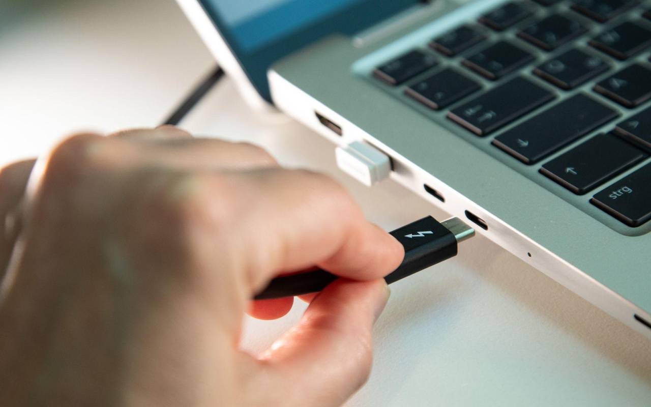 USB-C Ladebuchse und Ladekabel an einem Laptop