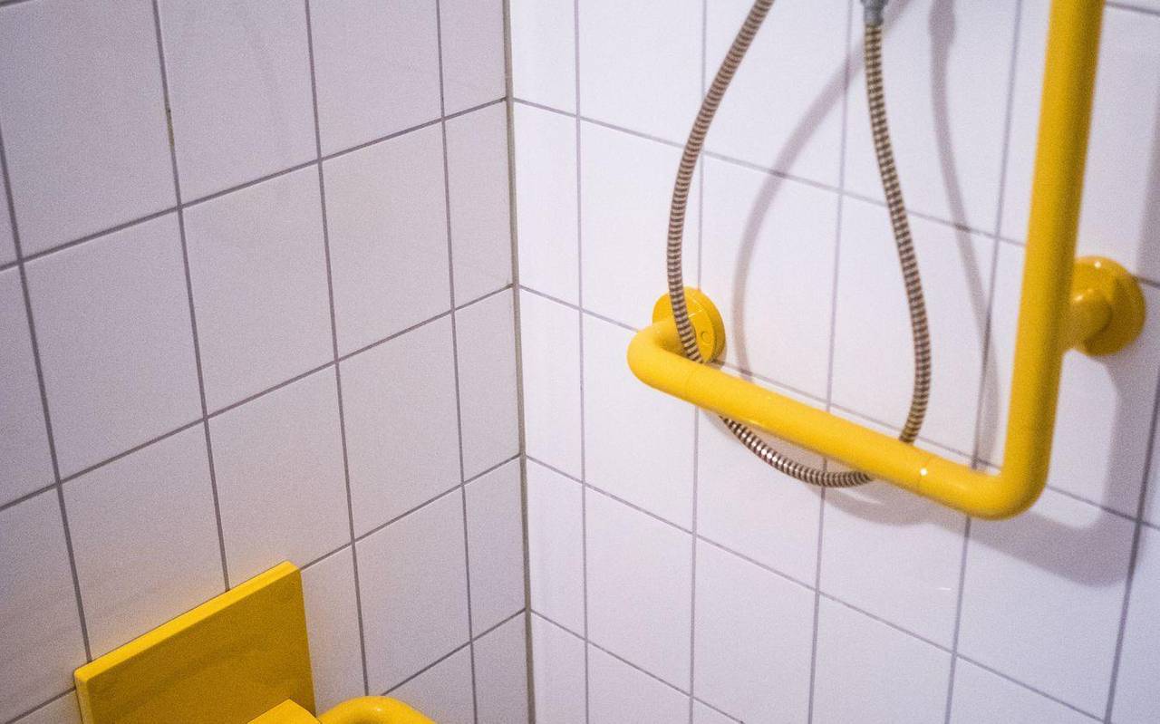 Ein Duschsitz in einer barrierefreien Wohnung