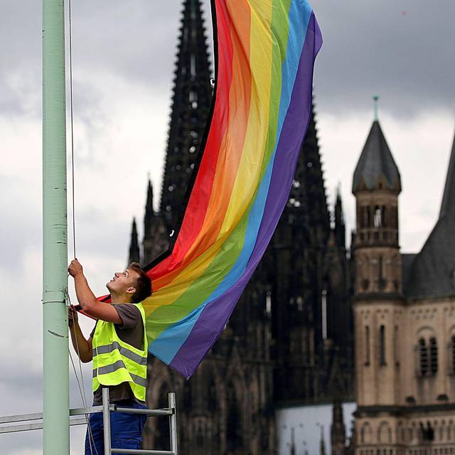 Regenbogenfahne vor Kölner Kirchen