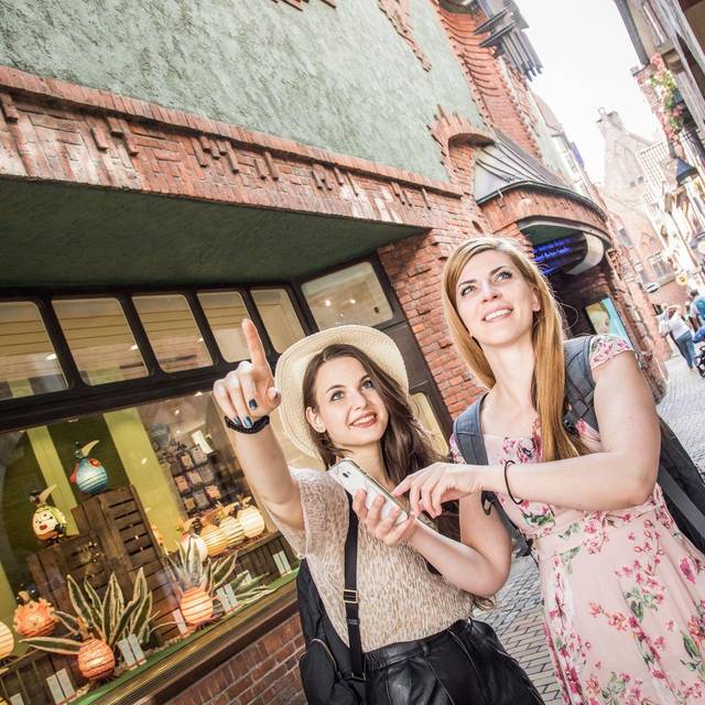 Zwei Frauen beim Sightseeing in Bremen