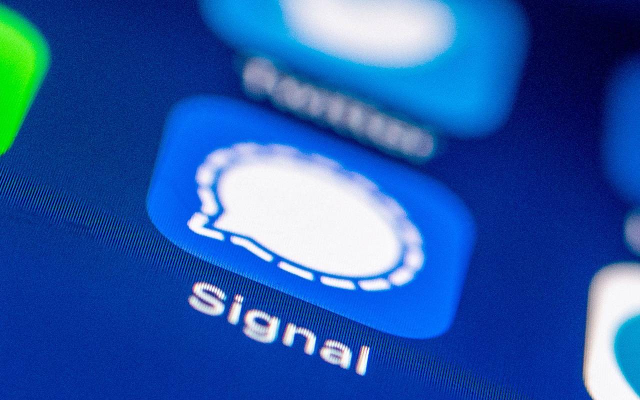 Das Logo des Messenger Dienstes Signal auf einem Smartphone
